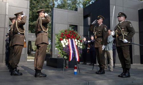 Državni vrh položio vijence povodom proslave Oluje i Dana pobjede