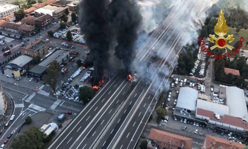 Apokaliptični prizori u Bologni: Zapalio se kamion, vatra se proširila na automobile