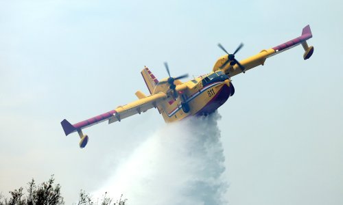 Kanaderi gase požare kod Otrića i Posedarja