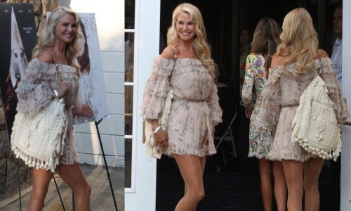 Ni u ludilu joj ne biste dali 64 godine: Uskočila u minicu i pokazala duge noge