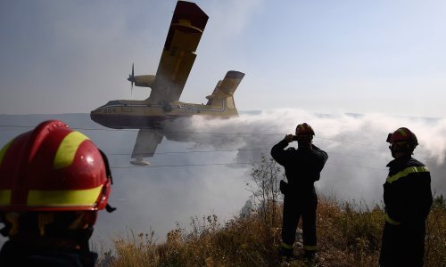 I vojska pomaže gasiti razbuktani požar na Pelješcu