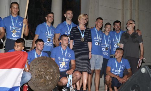 Grabar-Kitarović pozirala s pobjednicima neretvanskog Maratona lađa