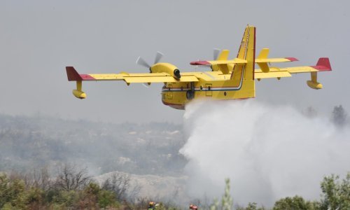 Policija traga za osobom povezanom s vatrom na Žnjanu, na Braču su aktivna dva požara