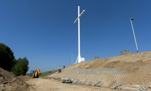 Divovski križ sa zagrebačkog hipodroma preseljen na savski nasip, pogledajte kako to izgleda