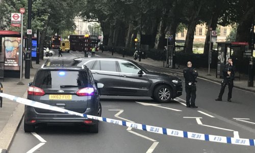 Vozilo se zabilo u ogradu britanskog parlamenta: Vozač uhićen, nekoliko pješaka ozlijeđeno