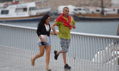 Pljusak se prosuo nad Dalmacijom, u Istri udara tuča, kod Suska spažene pijavice