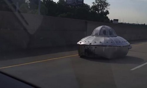 Ne vjerujete u vanzemaljce? Pogledajte ovaj NLO na cesti!