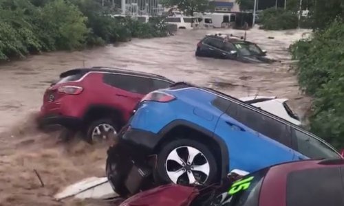 Pogledajte kako bujica nosi potpuno nove automobile s lagera poput igračaka