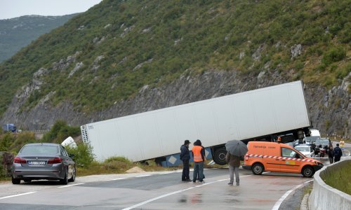 Kamion kod Gračaca umalo otklizao u ponor