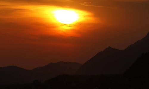 Nevrijeme čudesnim bojama obojalo nebo iznad kanjona rijeke Cetine