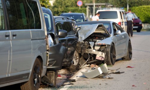 Krš i lom u Srimi; zaletio se autom u četiri parkirana vozila
