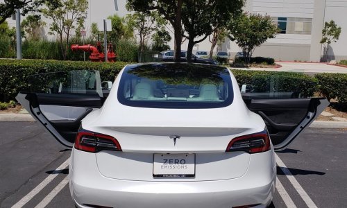 Tesla isporučila novi Model 3 s različitim bojama vratnih panela