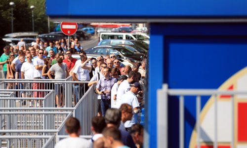 Dugački redovi na blagajnama, a igrači dijelili vodu; Dinamo će igrati pred punim Maksimirom