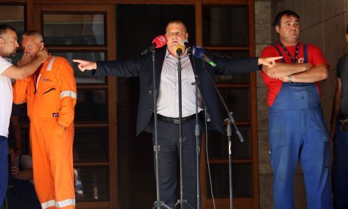 Direktor 3. maja izašao pred radnike: Oni ga izviždali, a on obećao da s njima ide na prosvjed