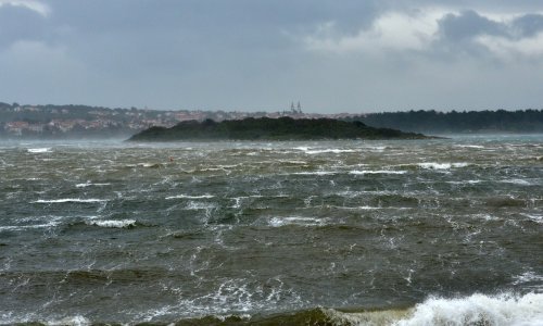 Istra prva na udaru: Obilna kiša na području Umaga, zabilježeni jaki udari vjetra