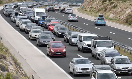 Jak vjetar ometa cestovni i brodski promet, a evo gdje su i gužve na granici