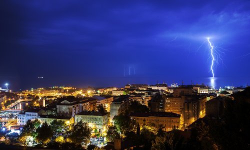 Nebo nad Istrom i Kvarnerom proparalo 17 tisuća munja, a u Dubrovniku poplavljene ulice