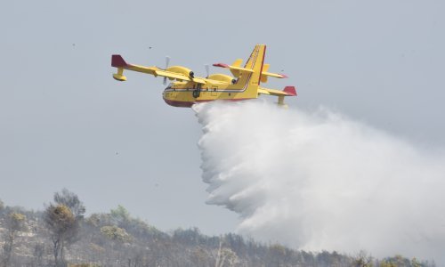 Dva Canadaira upućena na gašenje požara na Korčuli