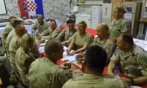 [VIDEO] Predsjednica zapjevala popevku s hrvatskim vojnicima u Afganistanu