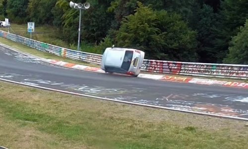 Možete li vjerovati da ova situacija na Nürburgringu nije završila katastrofalno?