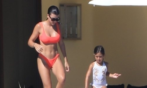 Bivša djevojka Justina Biebera pokazala istesanu figuru u trendi bikiniju