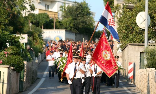 Mimohod u Tisnom: Evo nas u koloni koja nikad neće prestati, baš kao i naše sjećanje na stradale