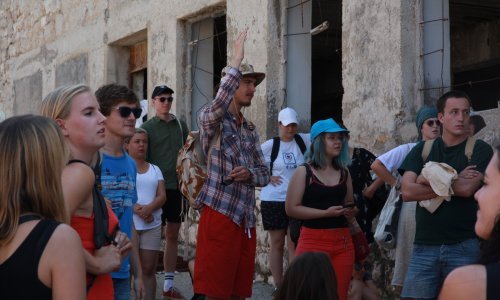Mladi iz 12 zemalja na Golom otoku: zaprepašteni zapuštenim zgradama i pomanjkanjem informacija o sudbini zatvorenika