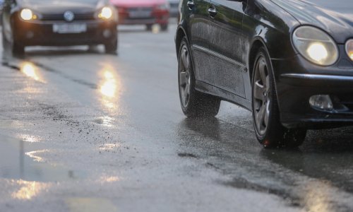 Oprez u prometu, ceste su mokre i skliske