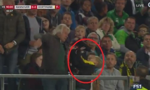Bizaran trenutak u Bundesligi; evo što se dogodi kad u isto vrijeme po loptu krenu stariji gospodin i dječačić