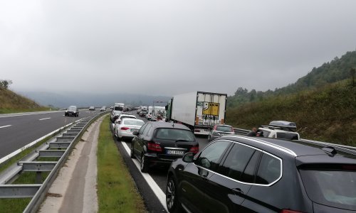 Zbog prevrnutog teretnog vozila obustavljen promet na DC1 u mjestu Broćanac