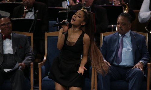 Ariana Grande našla se na meti kritika zbog kratke haljinice na sprovodu