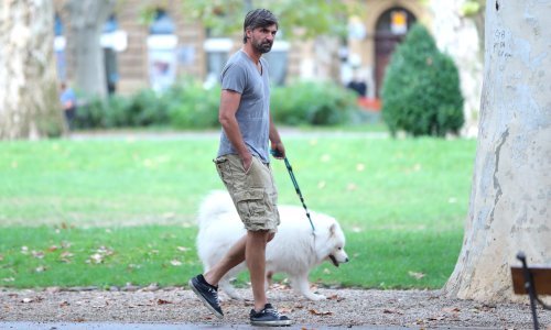 U iščekivanju prinove: Goran Ivanišević šeće supruginog psa, što mu očito nije najbolje sjelo