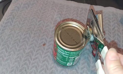 Postoji još jedan način za otvaranje konzerve, pogledajte kako