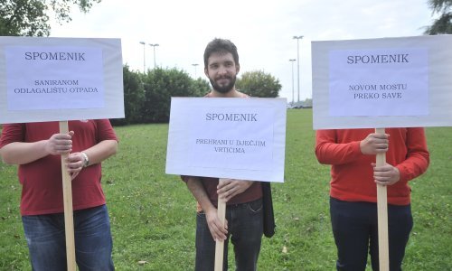 Performans mladih SDP-a: Umjesto skupih spomenika treba graditi škole i vrtiće