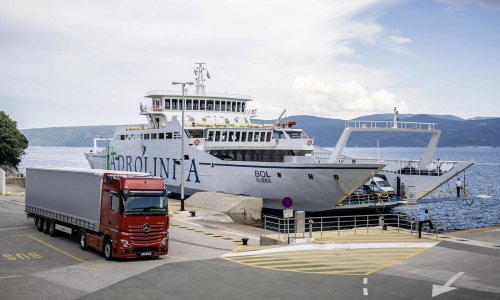 Mercedesov šleper odbacio retrovizore u korist kamera