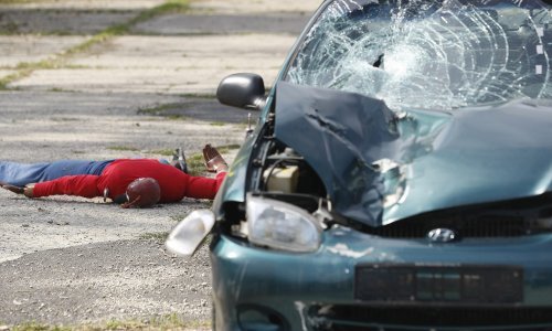Pogledajte što se dogodi pri bočnom sudaru vozila s 30 km/h te naletu automobila na osobu pri 80 km/h