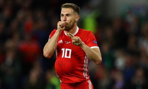 Palac u usta, lopta ispod dresa i dva prsta u zrak, a slavne osobe u strahu; kad on zabije netko umre...