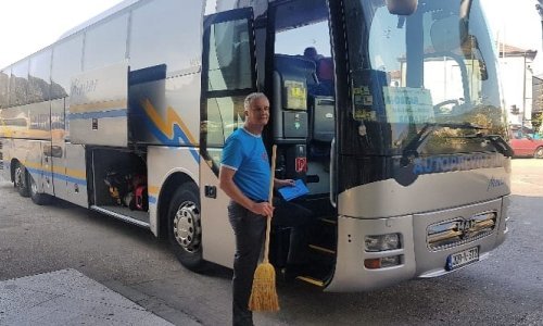 Kakav peh: Lijanović u kampanju krenuo autobusom i s metlom, pa doživio lakšu nesreću