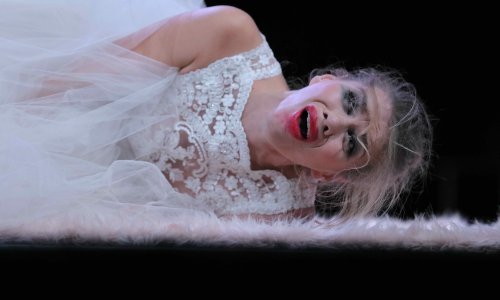 Intrigantna i na trenutke vrlo bolna crna komedija, koja se događa tijekom jedne noći u kojoj su svi likovi totalno pijani