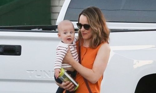 Prvi put u javnosti: Devet mjeseci nakon poroda slavna glumica pokazala sinčića