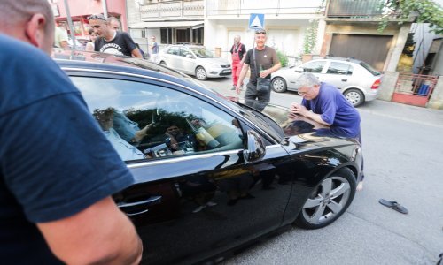 Roditelji s Vukomerca prosvjedovali, Bandića izviždali i gađali jajima te mu oštetili auto