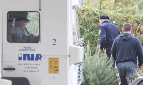 Muškarac i dalje prijeti bombom u cisterni za gorivo