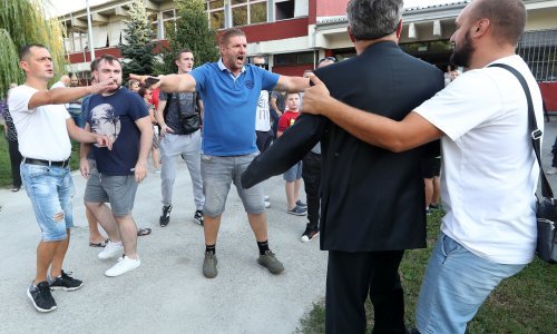 U Vukomercu ponovno napeto: Prosvjednici htjeli pljunuti Bandića, spašavao ga Pavle Kalinić