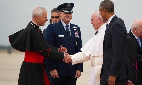 Kardinal se prostro na podu na misi za žrtve pedofilije