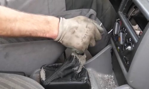 Što se dogodi mjenjaču kad prebacite u ‘rikverc’ pri 100 km/h?