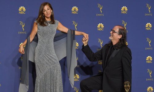 Šokirao sve na dodjeli Emmyja: Poznati oskarovac zaprosio djevojku nasred pozornice