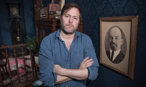 Tko je čovjek koji je u predstavu o okorjelom pedofilu stavio djecu? Tvrdi da je više nasilja dostupno na YouTubeu