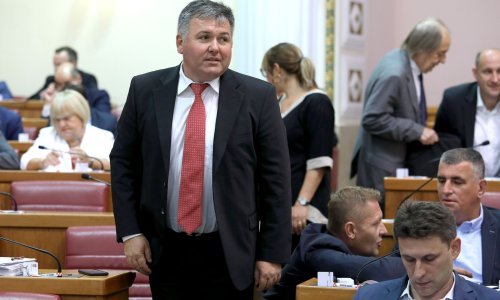 'Zamolite oporbu da izađe van kako bi vaš napuhani ministar mogao letjeti po sabornici kao balon'