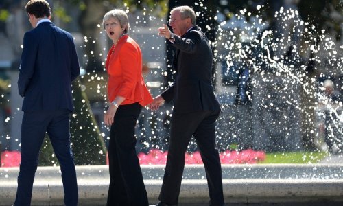 Britanski mediji nemilosrdni: Plan za Brexit je mrtav, May je ponižena