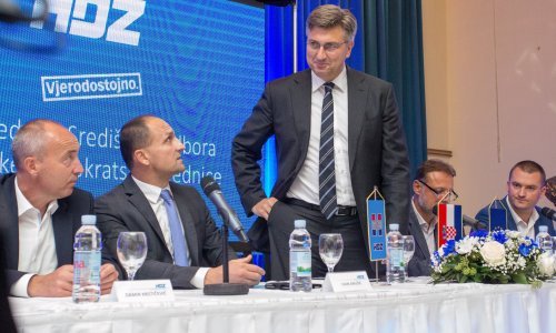HDZ na Facebooku likuje zbog pada rejtinga Grabar Kitarović
